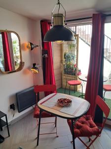 Studio, Le Petit parisien- Bienvenue -Netflix- Terrasse