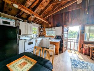Lake Life Waterfront Cabin NEW
