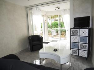 AGREABLE APPARTEMENT RENOVE EN REZ DE JARDIN AVEC PARKING