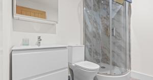 Prime Town Centre Location I Gold St D-Lux 2BR Apartment with Modern Amenities, Walk to Train, Bus Stations, Shops & Cafés I Leisure and Business Stays Welcome