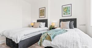 Prime Town Centre Location I Gold St D-Lux 2BR Apartment with Modern Amenities, Walk to Train, Bus Stations, Shops & Cafés I Leisure and Business Stays Welcome