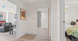 Prime Town Centre Location I Gold St D-Lux 2BR Apartment with Modern Amenities, Walk to Train, Bus Stations, Shops & Cafés I Leisure and Business Stays Welcome