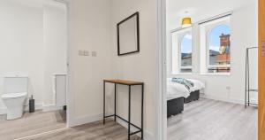 Prime Town Centre Location I Gold St D-Lux 2BR Apartment with Modern Amenities, Walk to Train, Bus Stations, Shops & Cafés I Leisure and Business Stays Welcome