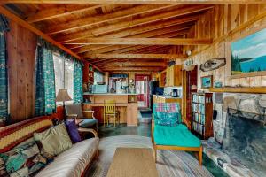 2BR Lakefront Cabin with Fireplace, Lake Views, Dock