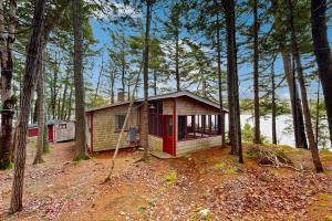 2BR Lakefront Cabin with Fireplace, Lake Views, Dock