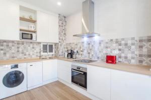 new apartment 4 pax front central station wifi