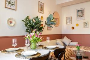 New! Remodeled Appartement in the Heart of Nice, Beach 3 min, 2BR, AC, Elevator, Amazing little terrace, Best Location!