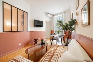 New! Remodeled Appartement in the Heart of Nice, Beach 3 min, 2BR, AC, Elevator, Amazing little terrace, Best Location!