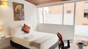 HABITACION 116 cómoda independiente con baño y balcón privado Unicentro norte