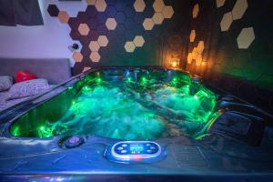 Appart'hotels Suite pour les Amoureux_Val d'Europe Disney : Suite avec Baignoire Spa