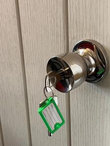 Cosy Double Room in Harrow & Wealdstone - Desk,Fast Free Wi-Fi,Near Station - 15 mins by train to Wembley Central & Euston