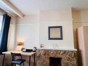 Cosy Double Room in Harrow & Wealdstone - Desk,Fast Free Wi-Fi,Near Station - 15 mins by train to Wembley Central & Euston