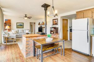 Half-Mi to Jemez Hot Springs Cozy Cabin Getaway!