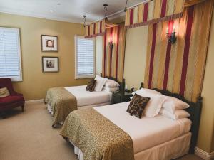Double Room with Two Double Beds room in The Villa at Arden Hills
