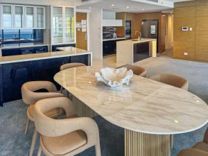 Luxury Oracle Skyhome 39th floor with Stunning Ocean Views