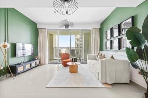 Large 1BR with Gym and Pool in Iconic Tower