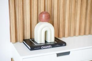 Large 1BR with Gym and Pool in Iconic Tower