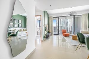 Large 1BR with Gym and Pool in Iconic Tower