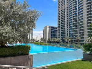 Large 1BR with Gym and Pool in Iconic Tower