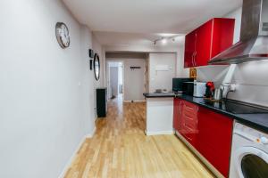 Queen Apt, 2min to Beach, Terrace, 3BD, 6PAX