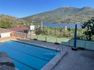 Villa con piscina, jacuzzi y basket junto al lago de El Burguillo