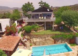 Villa con piscina, jacuzzi y basket junto al lago de El Burguillo