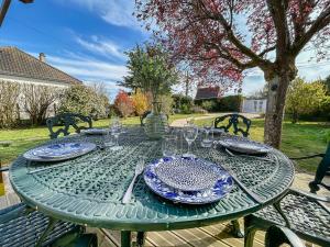 Maisons de vacances Maison avec grand jardin arbore : photos des chambres