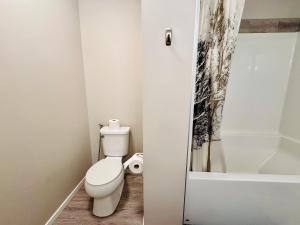 Home Stay - 1Bed with attached Private Bath - 5 min to Airport YYC