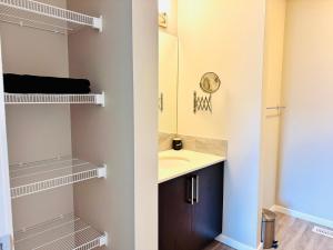 Home Stay - 1Bed with attached Private Bath - 5 min to Airport YYC