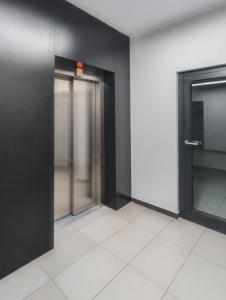 Riverside Harmony Chic Apartment by BookingHost