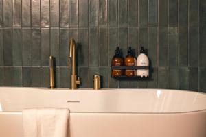 Hotels FOLKLORE Boutique Hotel : Suite Supérieure Lit King-Size