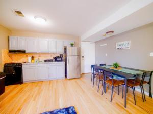 Deluxe 2-Bedroom Apt minutes from NYC