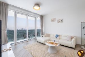 Vogue 17th Floor Balcony with Glow Garden and Sheikh Zayed View - Walkable to Metro, Wasl Residence