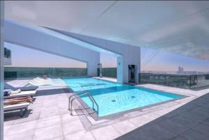 Vogue 17th Floor Balcony with Glow Garden and Sheikh Zayed View - Walkable to Metro, Wasl Residence