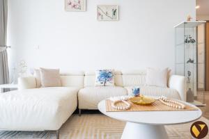 Vogue 17th Floor Balcony with Glow Garden and Sheikh Zayed View - Walkable to Metro, Wasl Residence