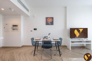 Vogue 17th Floor Balcony with Glow Garden and Sheikh Zayed View - Walkable to Metro, Wasl Residence