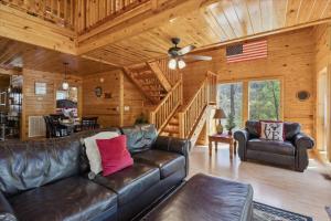 KunTree Cabin by Beyond Expectations w Hot Tub