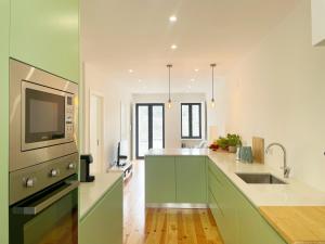 Modern Retreat with Mountain Views