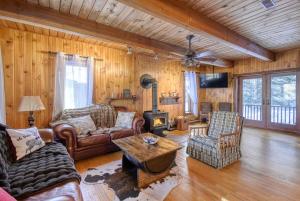 Le Bûcheron Rustic Chalet with Spa and Lake Access