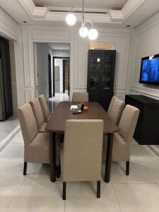 شقة بمجمع أرض الفخامة السكني