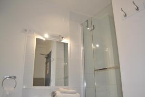 Hotels Hotel Concorde - Centre ville de Nimes : Chambre Double Économique avec Toilettes Communes