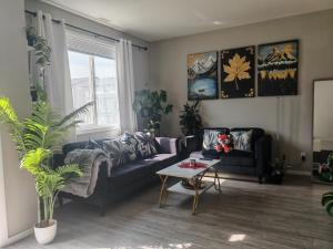 Home Stay - 1Bed with attached Private Bath - 5 min to Airport YYC