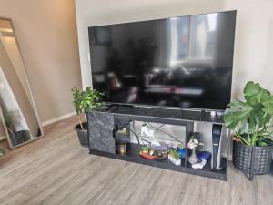 Home Stay - 1Bed with attached Private Bath - 5 min to Airport YYC