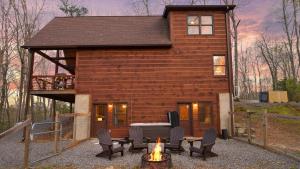 Deer Run I Dog Friendly Hot Tub Fire Pit Sleeps 6