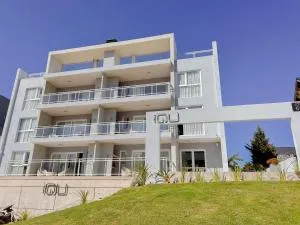 IQU Apart - مار ازول