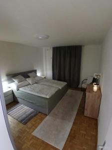 4 Zimmer, 6 Betten, neu möbliert, im Zentrum