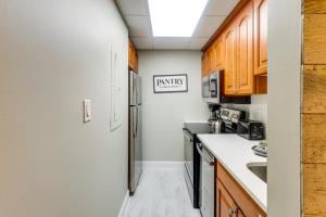 Walk to Town! Gatlinburg Condo with Mountain Views