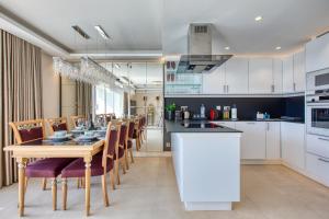 The Golden Mile Luxury Seafront Apartment in Sliema