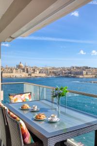 The Golden Mile Luxury Seafront Apartment in Sliema