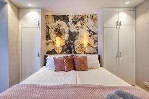 The Golden Mile Luxury Seafront Apartment in Sliema